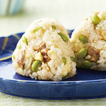 パクッと食べられる！枝豆チキンチーズ炊き込みおにぎり