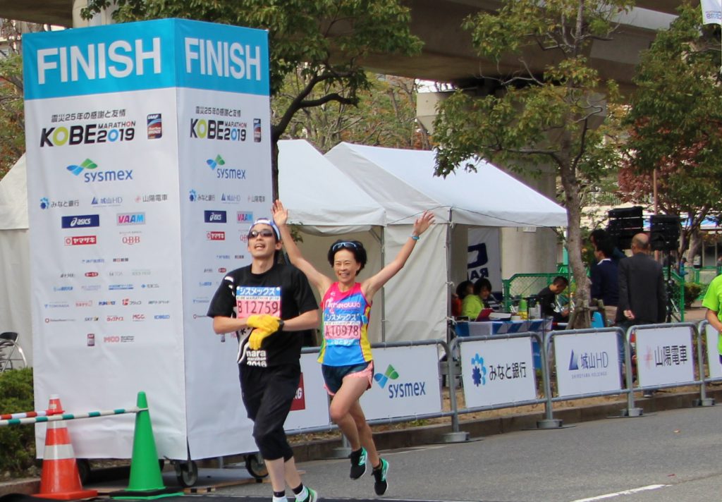 神戸マラソン第一回優勝者の上谷聡子とさんが、神戸マラソン2019年にゴールした瞬間。