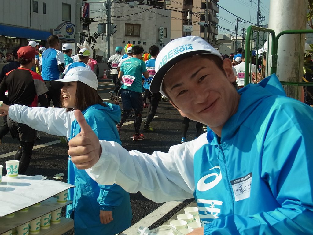 六甲バターの神戸マラソンボランティアスタッフリーダーを紹介しています。